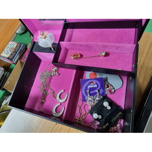 326 - A large quantity of good quality costume jewellery fitted in 5 jewellery boxes to include many good ... 