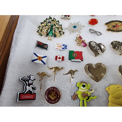 327 - A very large collection of over 100x various pin brooches covering various subjects including Mickey... 