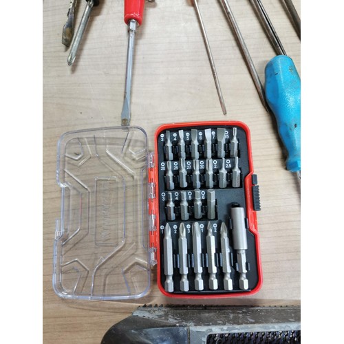 235 - Large quantity of screwdrivers and boxed screwdriver sets along with a box of ribbed planes inc Supe... 