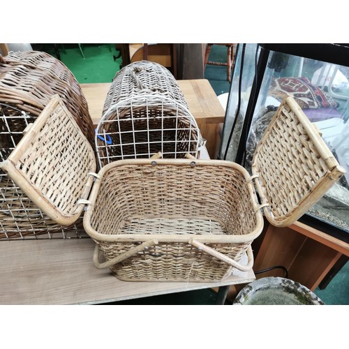 241 - Quantity of 3x wicker cat baskets in good order and a dog crate