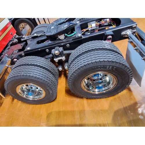 334 - An impressive very large 1/14th scale R/C tractor truck by King Hauler by Tamiya complete with a box... 