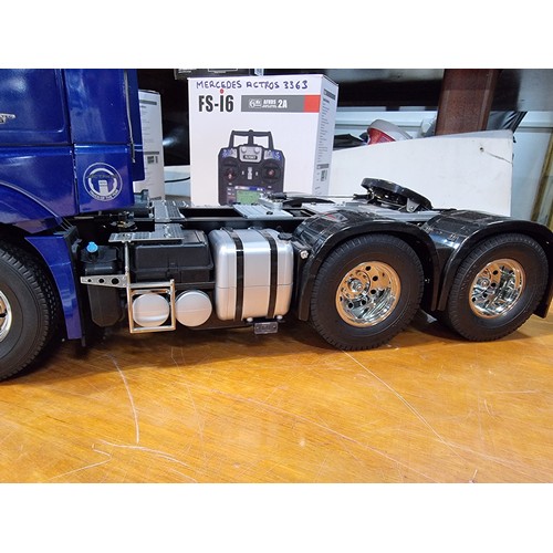 335 - An impressive very large 1/14th scale R/C tractor truck by Mercedes Benz Actros 3363 by Tamiya. comp... 