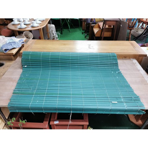 246 - Rotary washing line along with a large green plastic fence 95cm high, wooden collapsible planter and... 