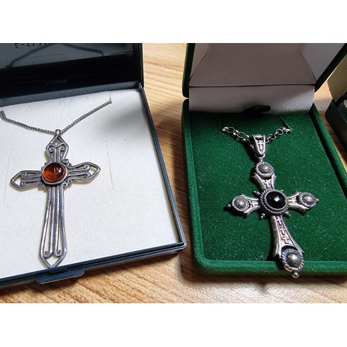 343 - A collection of silver crosses pendants and chains to include 4x 925 silver crosses, all with silver... 