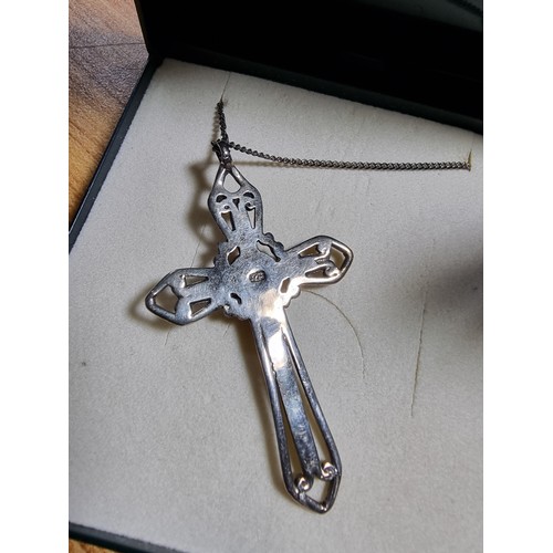 343 - A collection of silver crosses pendants and chains to include 4x 925 silver crosses, all with silver... 