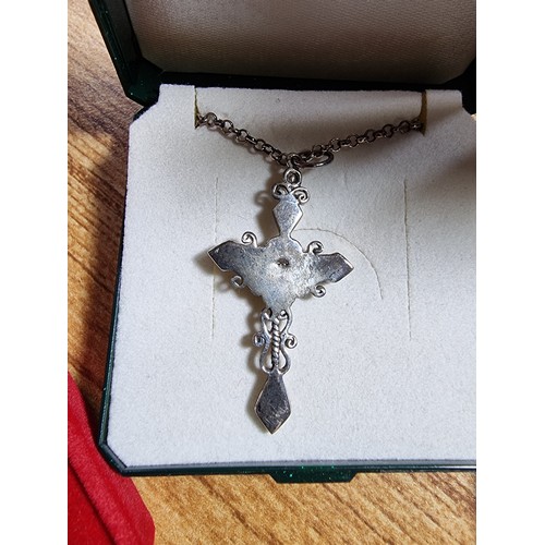 343 - A collection of silver crosses pendants and chains to include 4x 925 silver crosses, all with silver... 