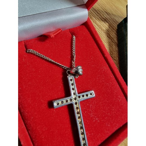 343 - A collection of silver crosses pendants and chains to include 4x 925 silver crosses, all with silver... 