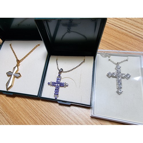 343 - A collection of silver crosses pendants and chains to include 4x 925 silver crosses, all with silver... 