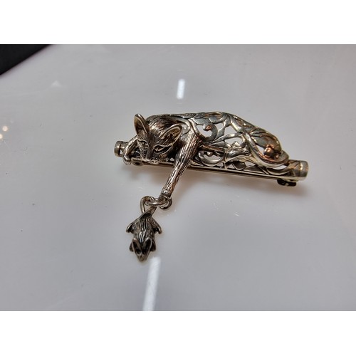 355 - A pretty 925 silver signed designer cat holding a mouse brooch by Jezlaine with a pierced design, in... 