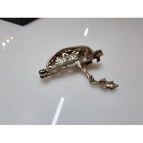 355 - A pretty 925 silver signed designer cat holding a mouse brooch by Jezlaine with a pierced design, in... 