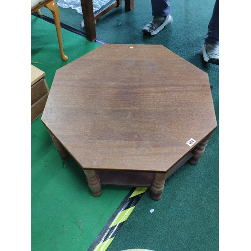 474 - Octagonal coffee table of oak on turned legs with a nice patina diameter of 79cm