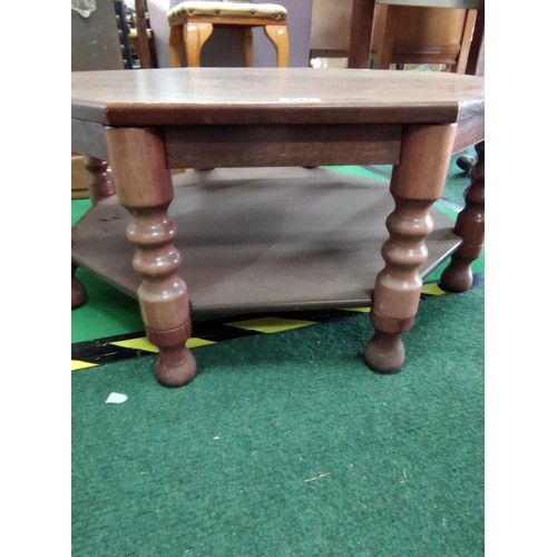 474 - Octagonal coffee table of oak on turned legs with a nice patina diameter of 79cm