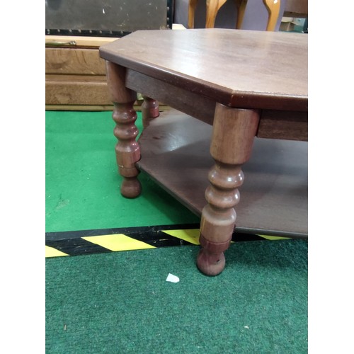 474 - Octagonal coffee table of oak on turned legs with a nice patina diameter of 79cm