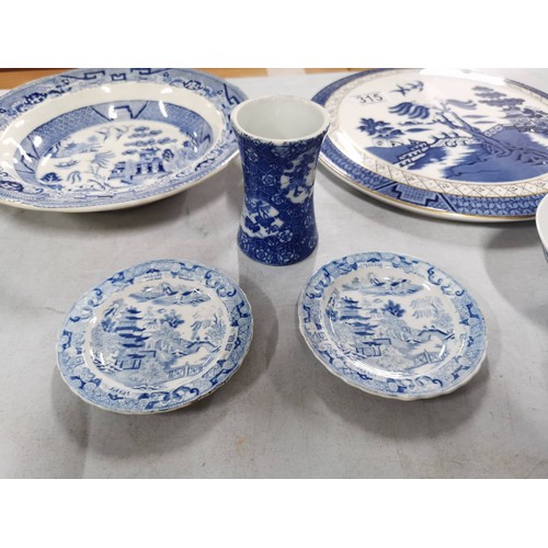 315 - Quantity of collectable china inc Royal Copenhagen denmark plate, Delf plate, willow pattern plates ... 