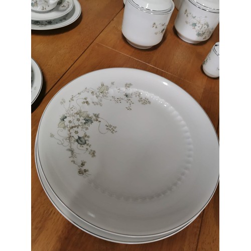 478 - 39 piece porcelana china real, Brazil, white floral design inc 2x dinner plates, 9x trios, 2x desser... 