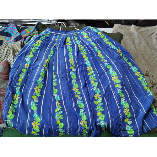 488 - Large quantity of vintage clothing inc dresses and skirts of various makes all in good quality