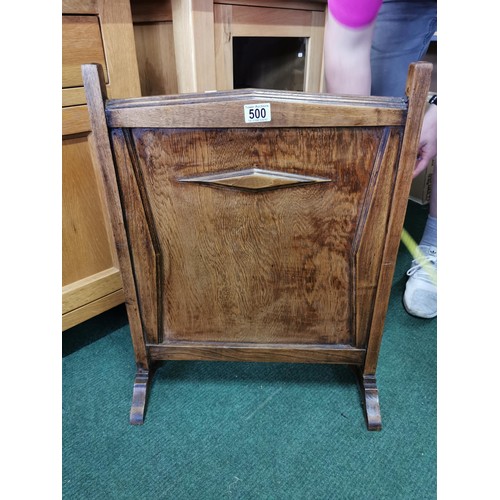 500 - An oak fire screen in good order height 65cm length 49cm depth 18cm at the base