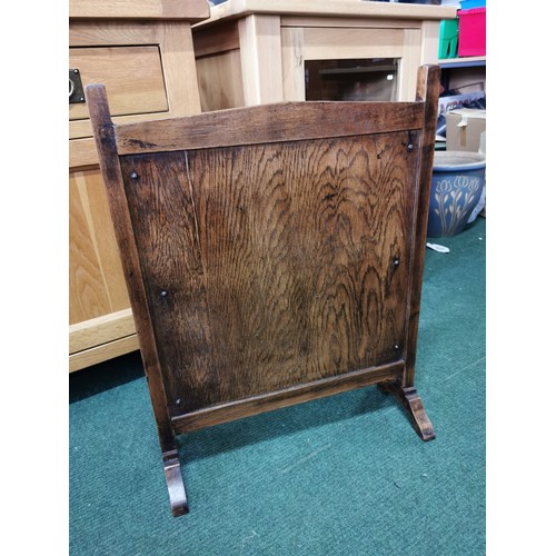 500 - An oak fire screen in good order height 65cm length 49cm depth 18cm at the base