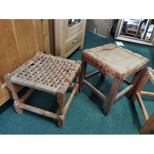 502 - Collection of 5x vintage foot stools, inc a spindle sided stool, 1x frame only.