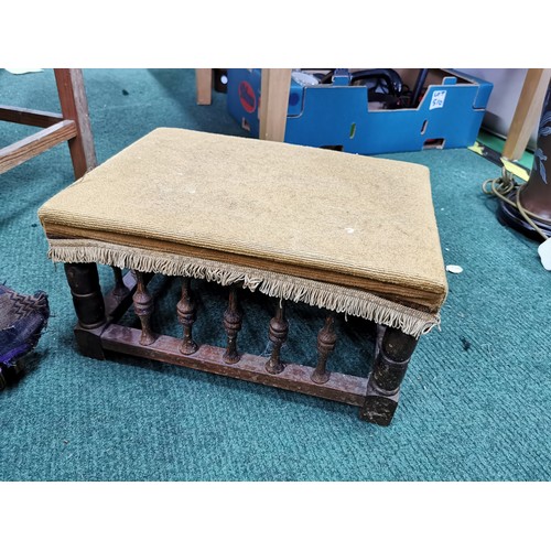 502 - Collection of 5x vintage foot stools, inc a spindle sided stool, 1x frame only.