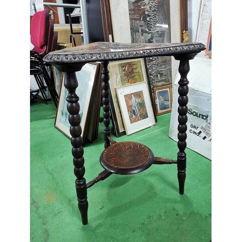 507 - Antique hand carved triangular cricket table with ornate decoration to the top with bobbin legs heig... 