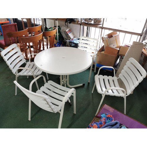 530 - Metal framed collapsible patio table with 4x matching metal framed plastic seat chairs in good order... 