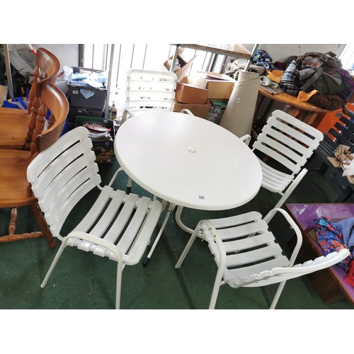 530 - Metal framed collapsible patio table with 4x matching metal framed plastic seat chairs in good order... 