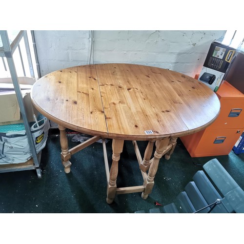 533 - Good quality pine gate leg table in good order height 78cm width 84, length 119cm with leaves up