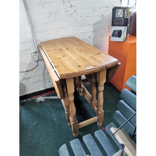 533 - Good quality pine gate leg table in good order height 78cm width 84, length 119cm with leaves up