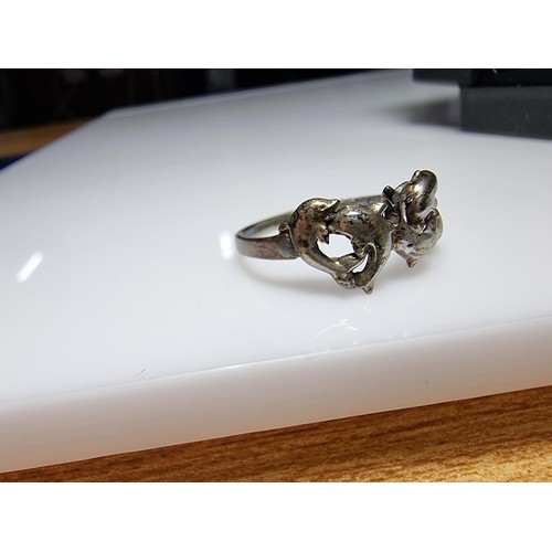 356 - A vintage 925 silver dolphin ring in good condition, size U 1/2, marked 925 and boxed.