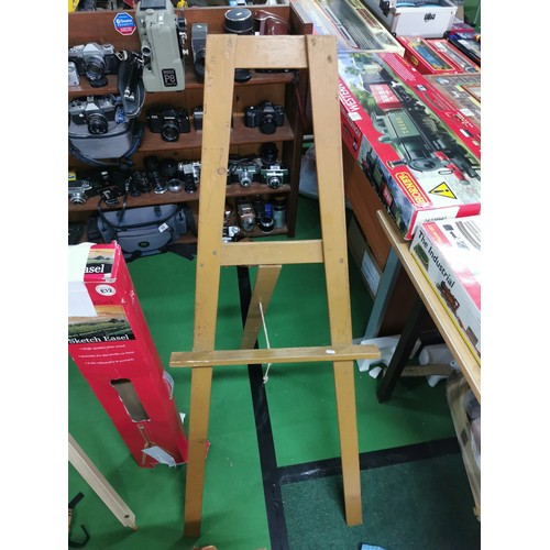 290 - Collection of 4x Easels of various sizes in good order inc a boxed sketch easel by Crawford & Black