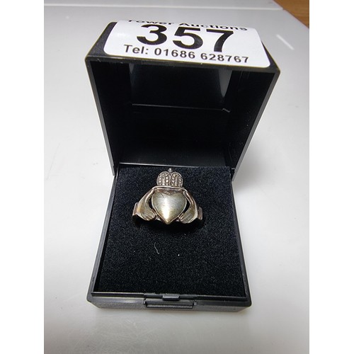 357 - A large 925 silver traditional Claddagh ring marked 925, still has its original vintage silver patin... 