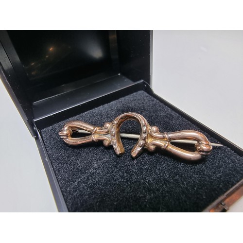 390 - A hallmarked 9ct yellow gold brooch with a lucky horseshoe design in excellent clean condition with ... 