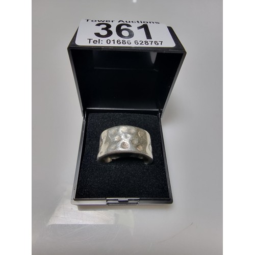 361 - An impressive large hand beaten silver ring with a chunky design, marked 925 Mexico, in good clean c... 