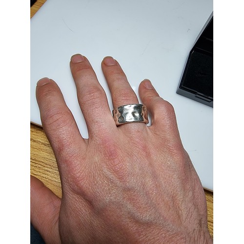 361 - An impressive large hand beaten silver ring with a chunky design, marked 925 Mexico, in good clean c... 