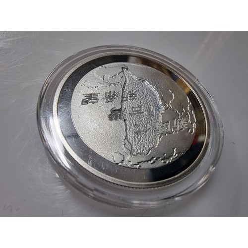 368 - A rare cased Chinese silver coin 30th anniversary of self help declaration 1964-1994, struck in 1oz ... 