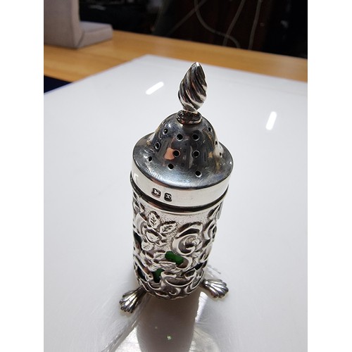 369 - A good quality hallmarked silver salt with an unusual green emerald glass liner with an ornate 
Peir... 