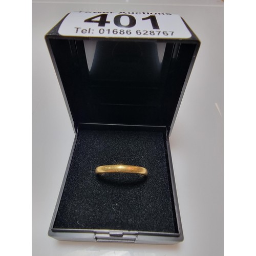 401 - A hallmarked 18ct yellow gold ladies plain wedding band ring in good clean condition, size M 1/2, we... 