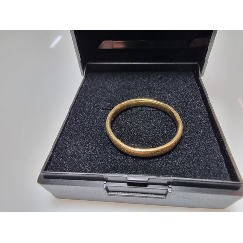 401 - A hallmarked 18ct yellow gold ladies plain wedding band ring in good clean condition, size M 1/2, we... 