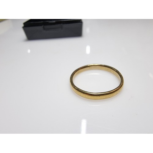 401 - A hallmarked 18ct yellow gold ladies plain wedding band ring in good clean condition, size M 1/2, we... 