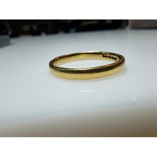 401 - A hallmarked 18ct yellow gold ladies plain wedding band ring in good clean condition, size M 1/2, we... 