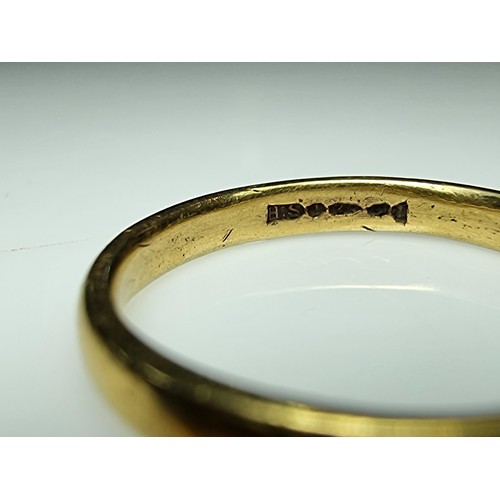 401 - A hallmarked 18ct yellow gold ladies plain wedding band ring in good clean condition, size M 1/2, we... 