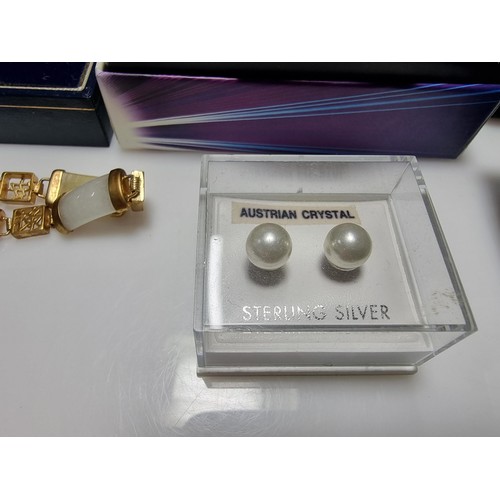 372 - A quantity of costume jewellery and 2 pairs of 925 sterling silver earrings and a 925 silver pendant... 