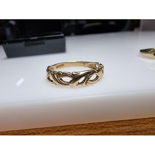 402 - 2x hallmarked 9ct yellow gold rings to include a ring with a pierced design in excellent clean condi... 