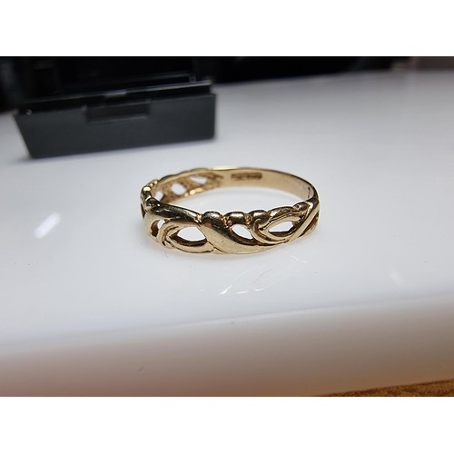 402 - 2x hallmarked 9ct yellow gold rings to include a ring with a pierced design in excellent clean condi... 