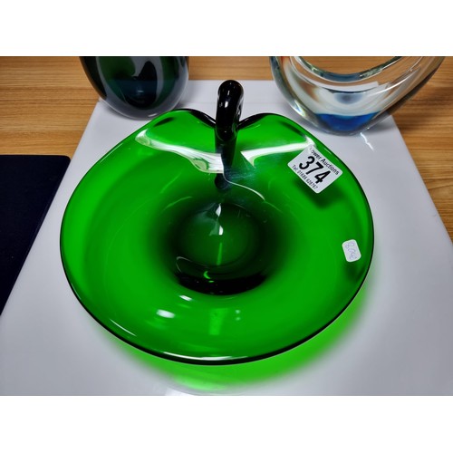 374 - 3x good quality art glass pieces including a vibrant green handblown glass bowl, a vintage retro Rom... 