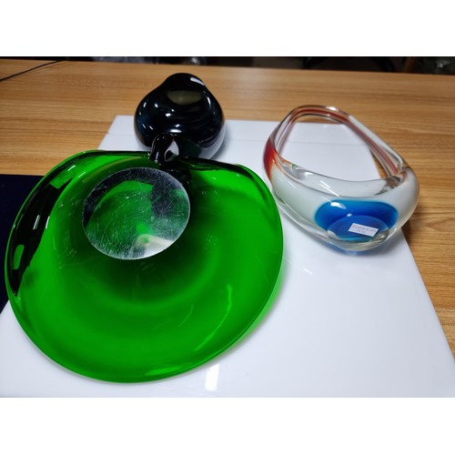 374 - 3x good quality art glass pieces including a vibrant green handblown glass bowl, a vintage retro Rom... 