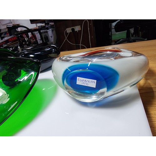 374 - 3x good quality art glass pieces including a vibrant green handblown glass bowl, a vintage retro Rom... 