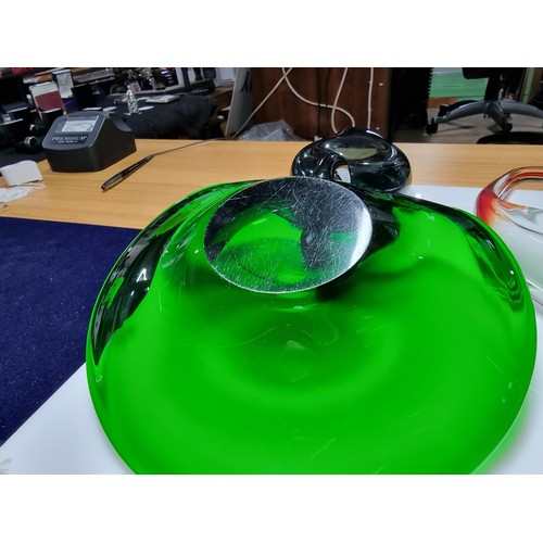 374 - 3x good quality art glass pieces including a vibrant green handblown glass bowl, a vintage retro Rom... 