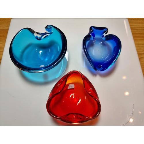 411 - 3x good quality vintage Murano hand blown bowls, to include a Murano Archimede Seguso blue bowl. All... 